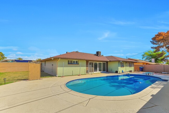 Building Photo - Spacious 6-Bedroom Pool Home Near ASU with 2-Car Garage