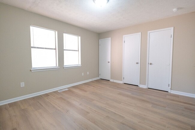 Building Photo - Cozy 2 bedroom, 1 bath duplex - Oconee Connector