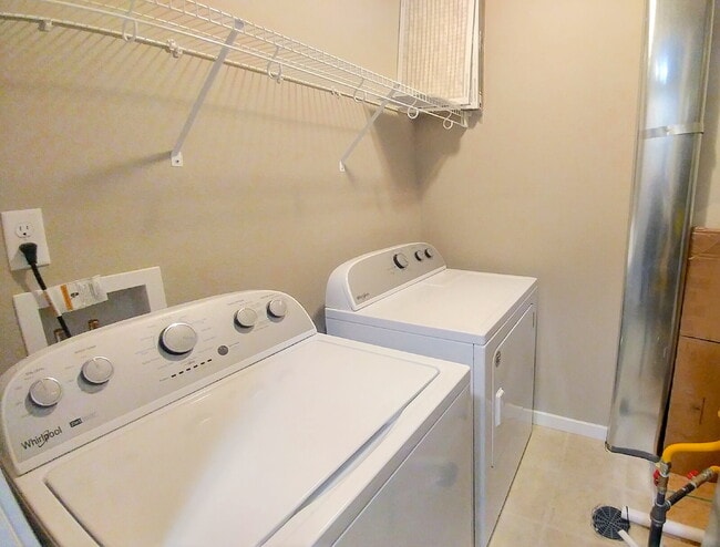 Building Photo - Spacious End Unit - The Townhomes at Bradl...