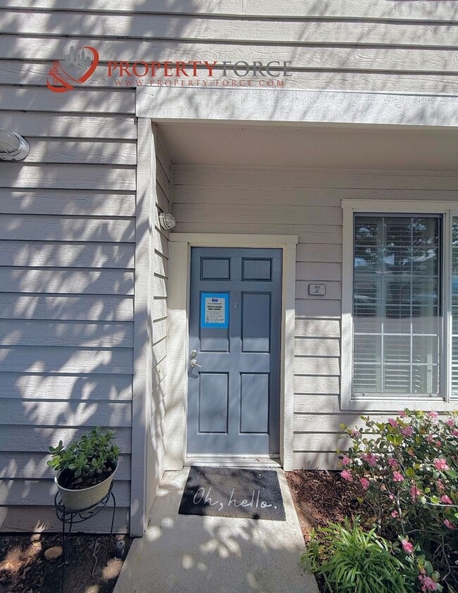 Building Photo - Updated 1,510 Sq Ft Belmont Condo Near Cal...