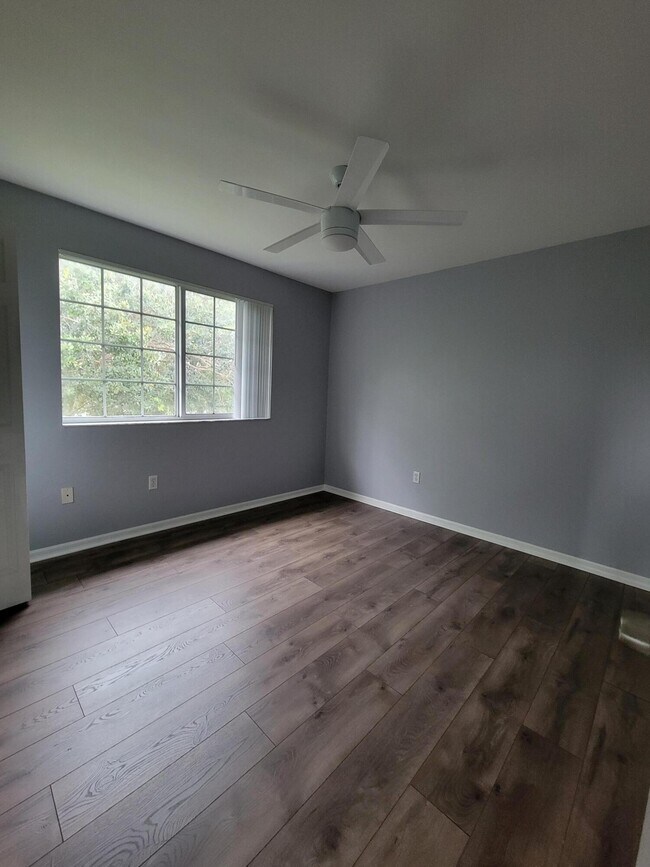 Building Photo - 1400 Crestwood Ct S