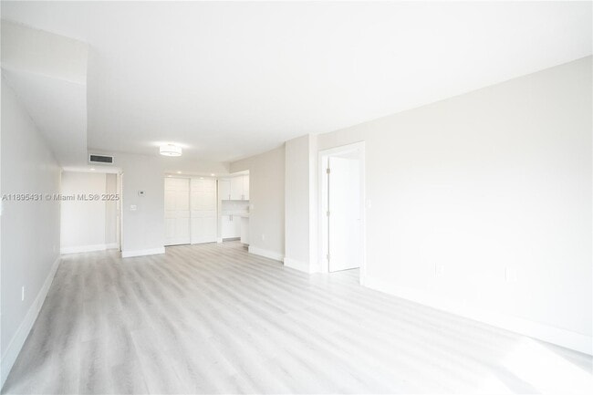 Building Photo - 6960 Rue Vendome