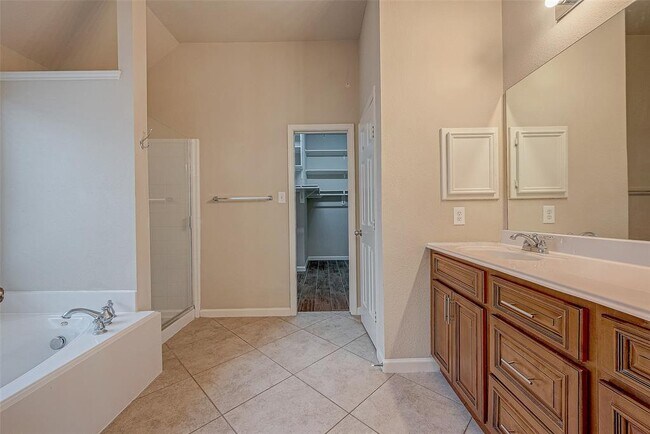 Building Photo - 722 Silver Creek Cir