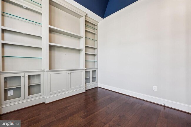 Building Photo - 448 Salk Cir