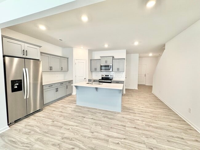 Building Photo - Three bedroom 2 1/2 bath townhome availabl...