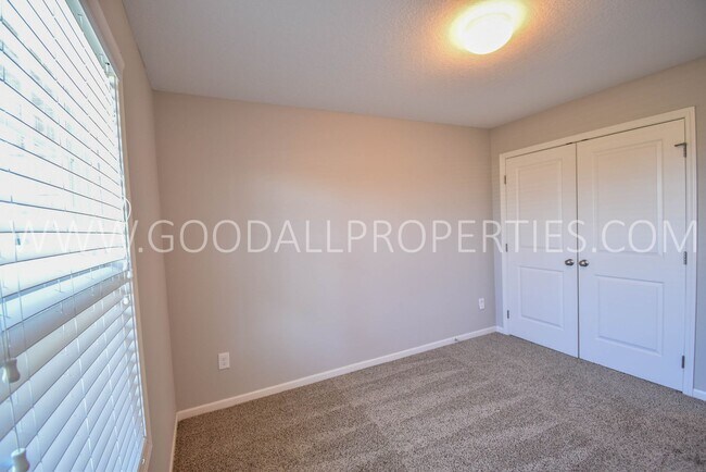Building Photo - 2 Bedroom 2.5 Bath end unit Townhome in West Des Moines with attached garage