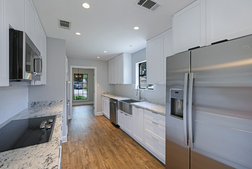 Kitchen - 811 N Lake Verret Ct