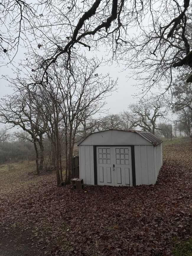 Building Photo - Rural House in the outskirts of Eagle Point