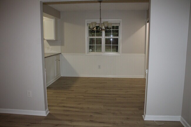 Building Photo - 963 Happy Hollow Rd