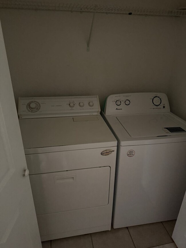 Building Photo - 3 Bed 2.5 Bath Townhouse For Rent in Metro...