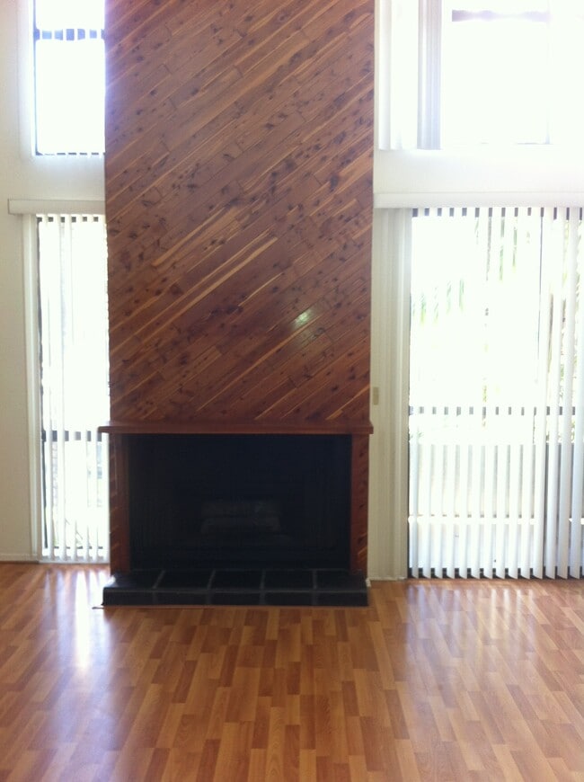 Building Photo - 1007 S Catalina Ave