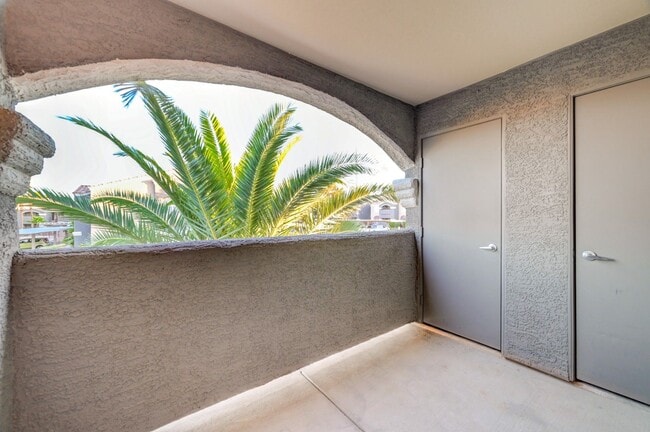Building Photo - Charming 3 Bedroom Upstairs Condo in a Gat...