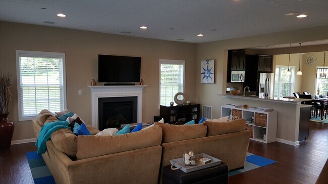Building Photo - Robinson - LARGE 3 Bedroom End Unit House - Minutes from 376 W Robinson