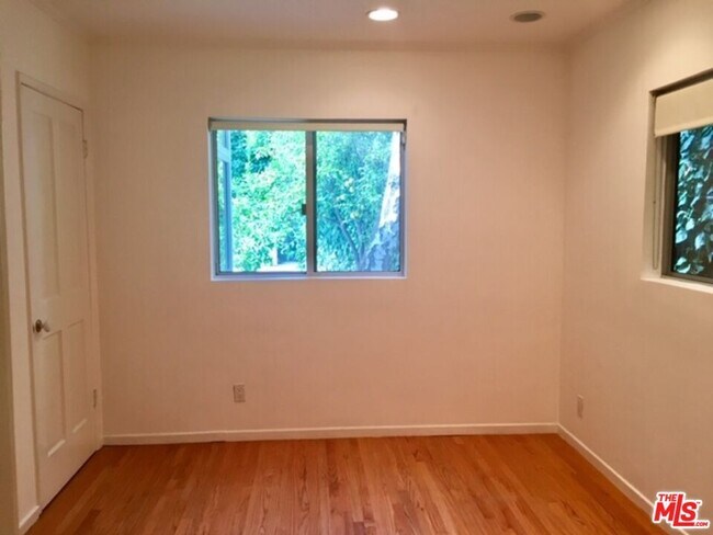 Building Photo - 4031 Hollyline Ave