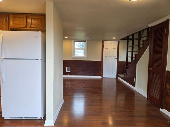 Building Photo - One Bedroom Duplex with Fenced Yard