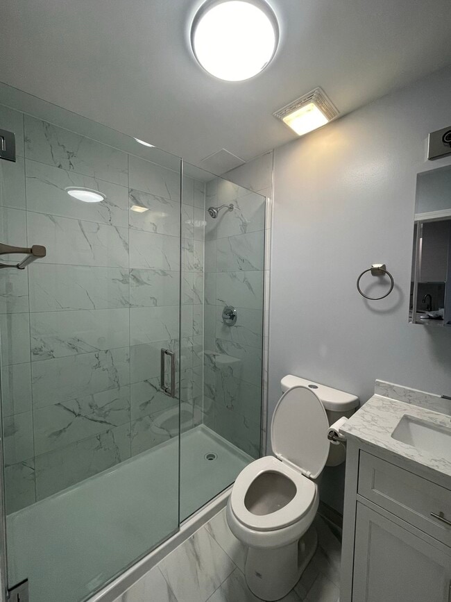 Building Photo - 1024 W Ainslie St