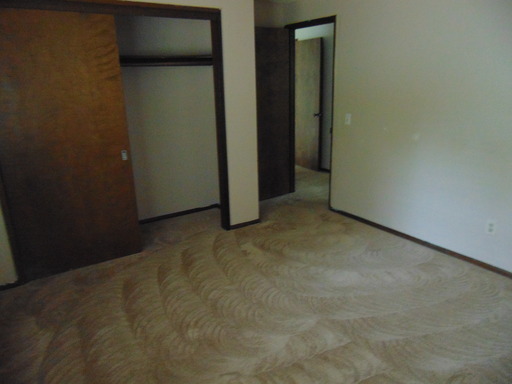 Building Photo - Terrific home, Large Yard, Quiet Street