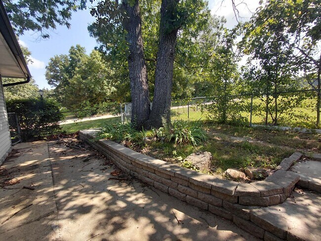 Building Photo - 14490 Hilltop Rd