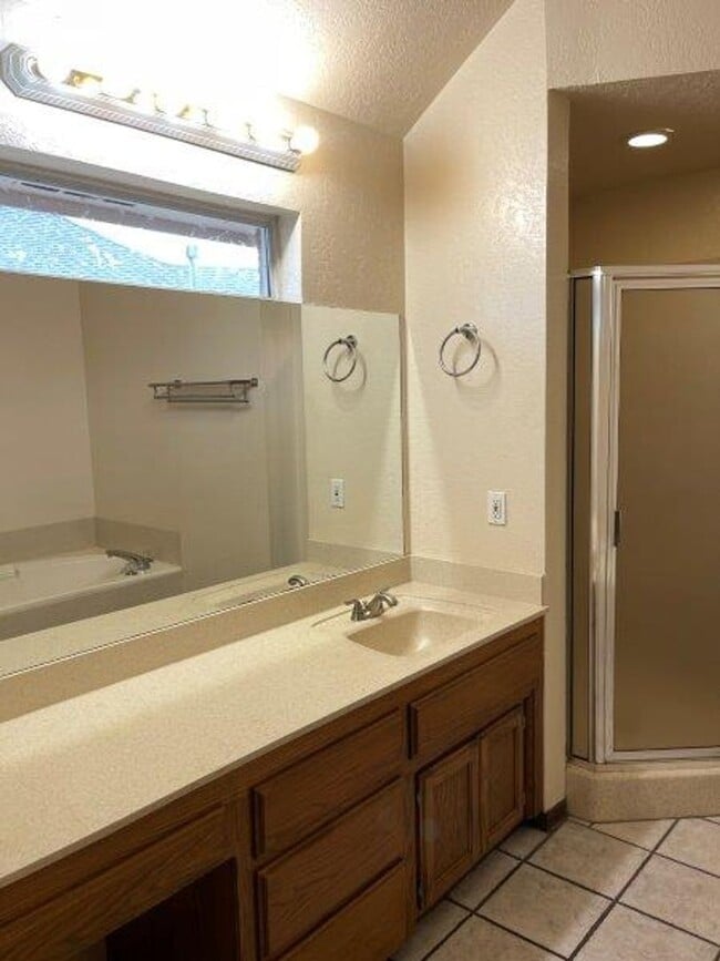 Building Photo - New Paint! 3 beds, 2 full baths, 2 car garage home for rent in S. OKC and Moore schools!
