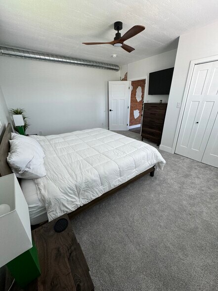 King bedroom 1 - 664 New Castle Road