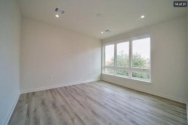 Building Photo - 313 College Ave