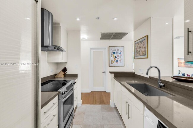 Building Photo - 10275 Collins Ave