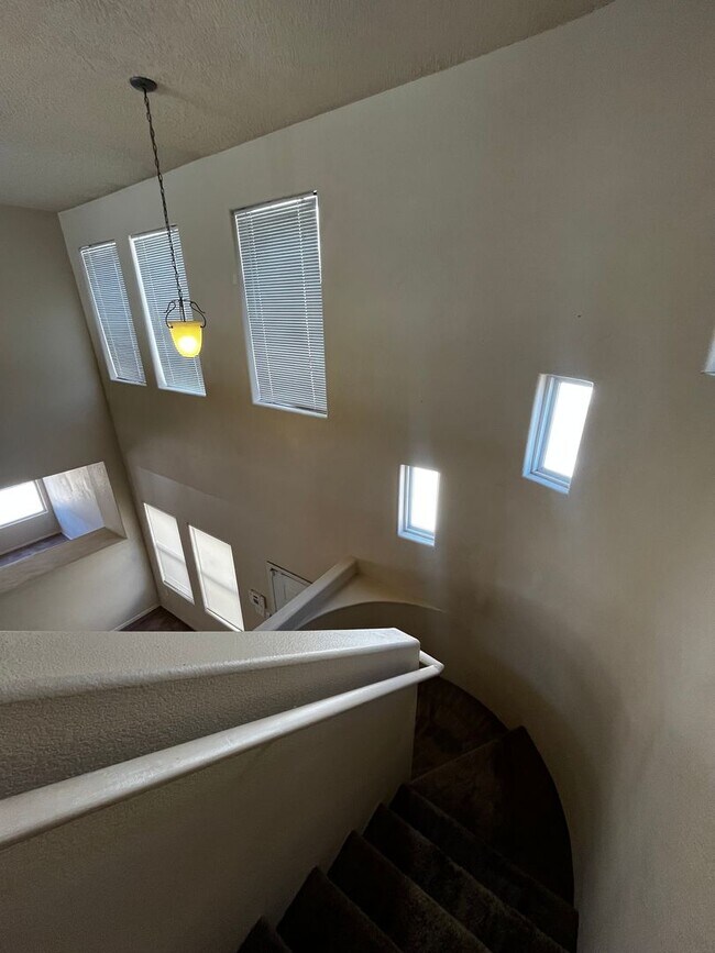 Building Photo - Spacious 2 story, 3br, 2.5b, 1,860sq ft, o...