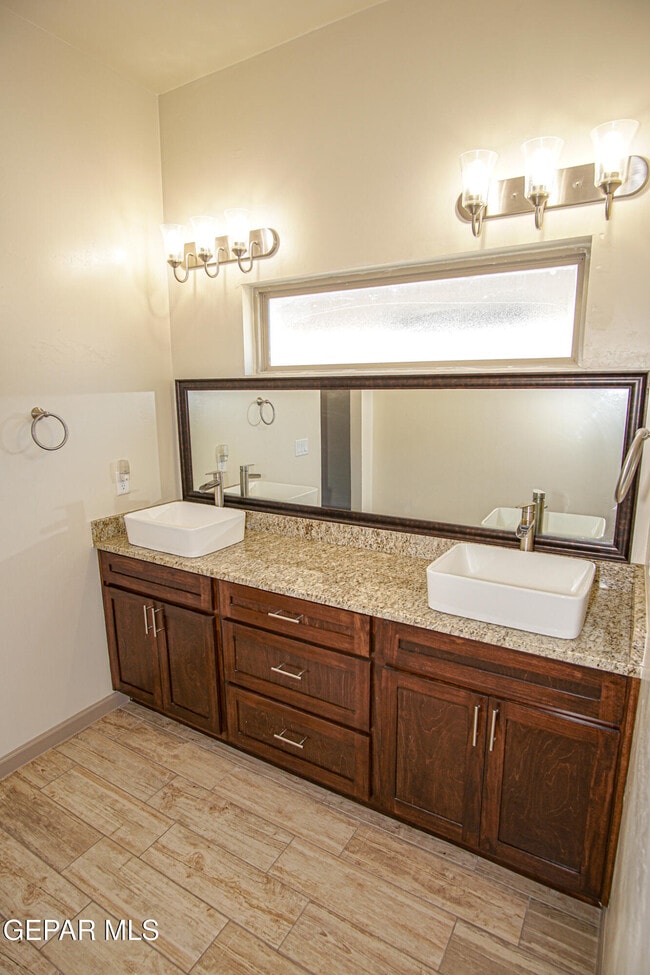 Building Photo - 7825 Enchanted View Dr