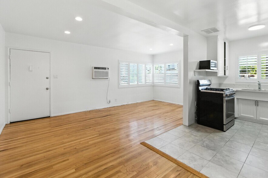 Primary Photo - 14205 Moorpark St
