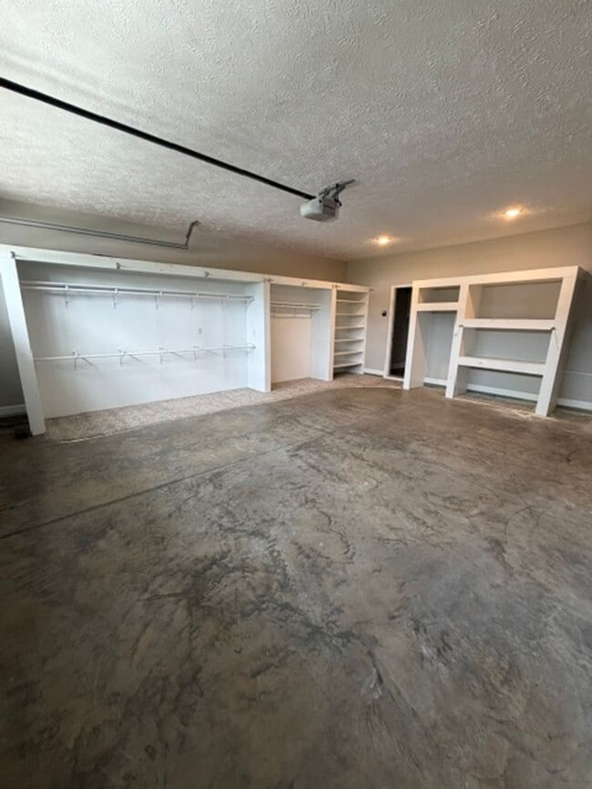 Building Photo - 311 Oak Pointe Cir E