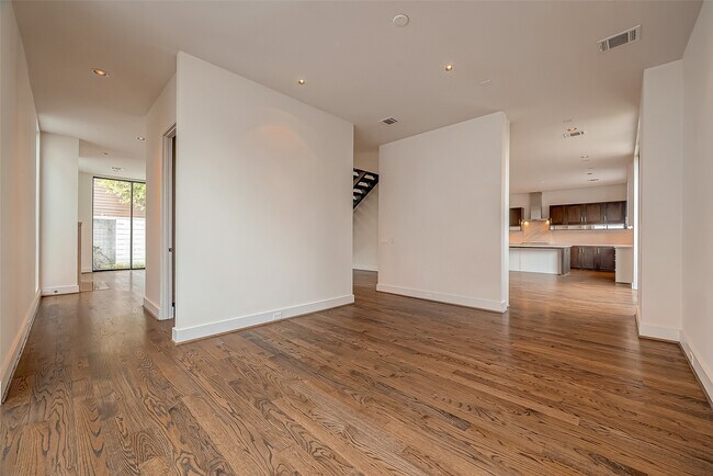 Building Photo - 2114 Potomac Dr