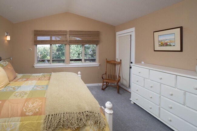 Building Photo - River's Edge Golf Course, Upscale Unit on ...