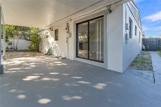 Building Photo - 5208 NE 5th Ave