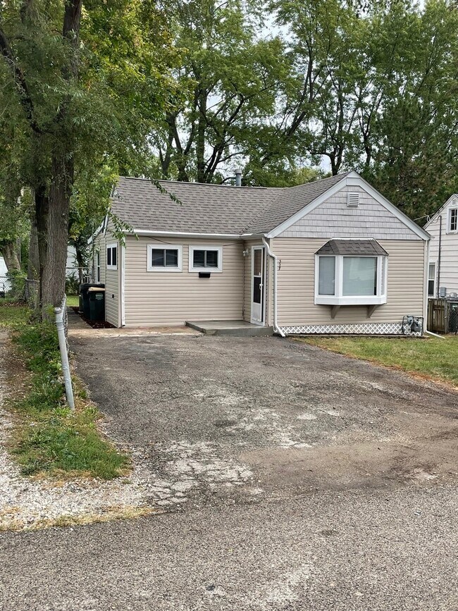 Building Photo - 327 Fairlawn Dr