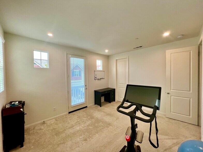 Building Photo - 394 Water Lily St