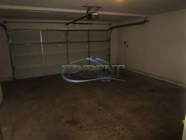 Building Photo - Large 4 bedroom, 3 bath house located on a large lot