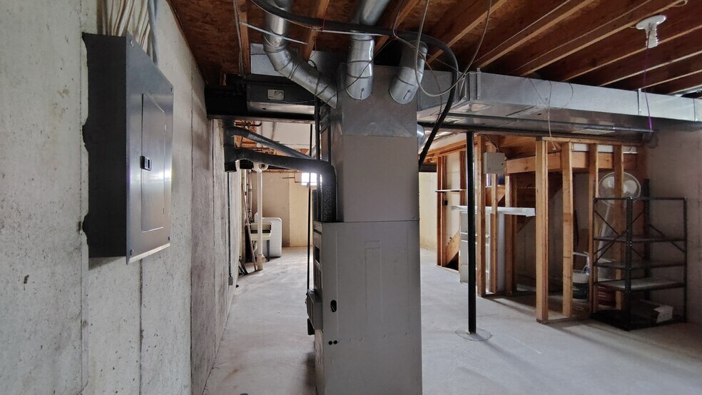 Building Photo - 24757 Bashian Dr