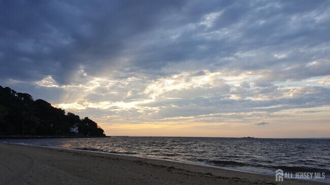 Building Photo - 45 Miller St