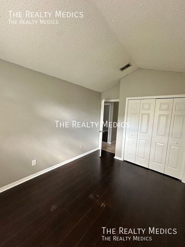 Building Photo - 1004 N Magee Creek Ct