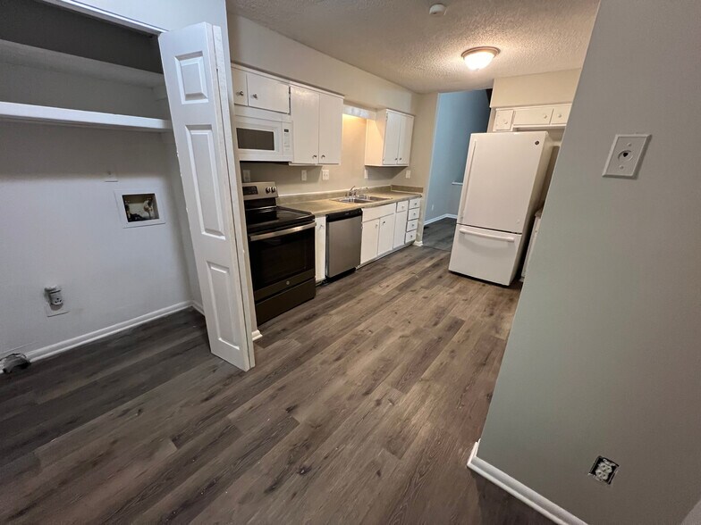 Building Photo - Room in Townhome on Terrace Trail