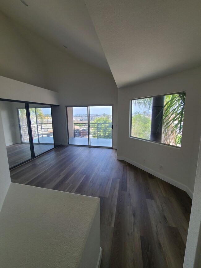 Building Photo - 2 Bed/2.5 Bath plus Large Bonus Room - For...