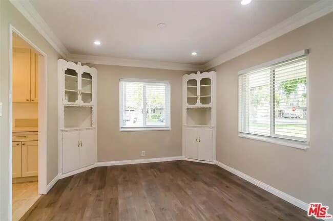 Building Photo - 539 S Parish Pl