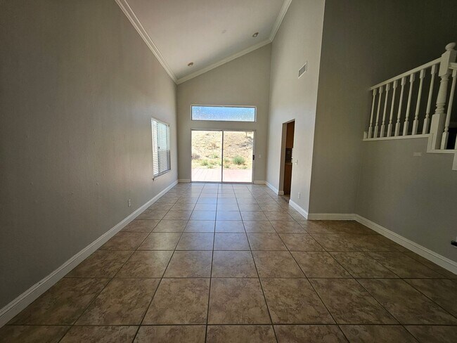 Building Photo - New Listing!
