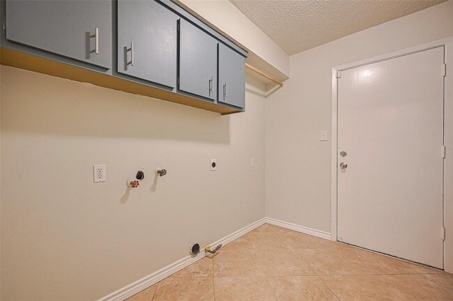 Building Photo - 520 S Rivershire Dr