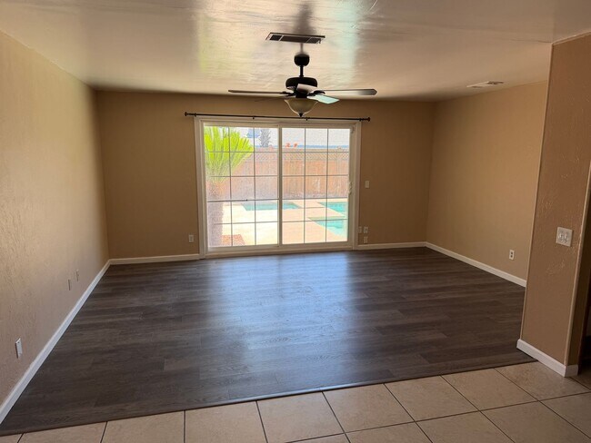 Building Photo - 1335 W Evergreen Ct