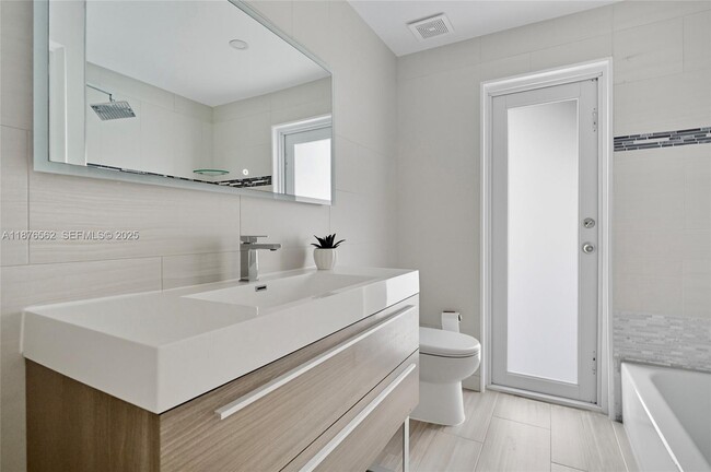 Building Photo - 9710 Sunset Strip