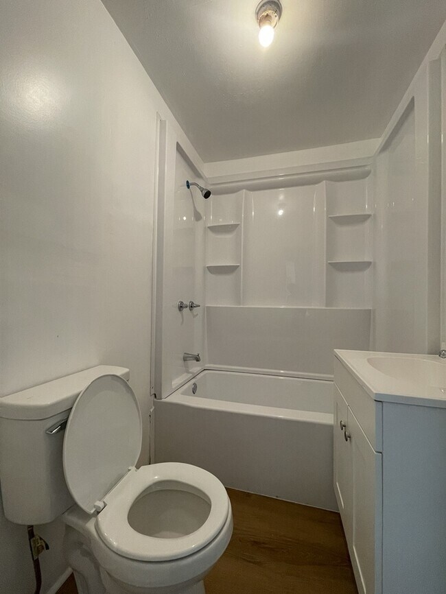 Building Photo - 220 Baker Cir