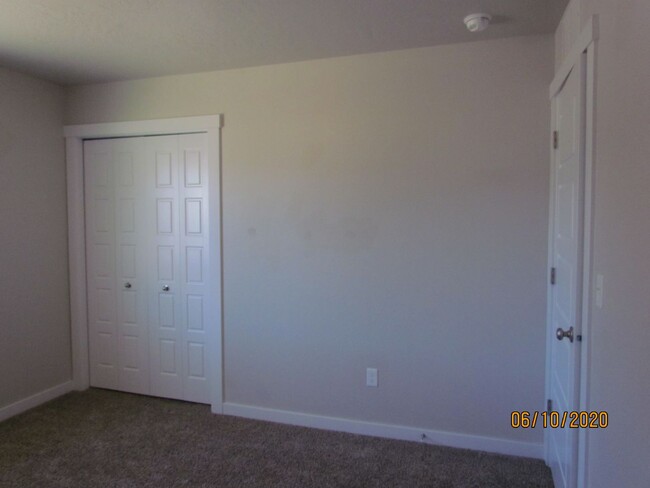 Building Photo - 3 Bed 2 Bath 1622 sqft RV Parking rent fre...