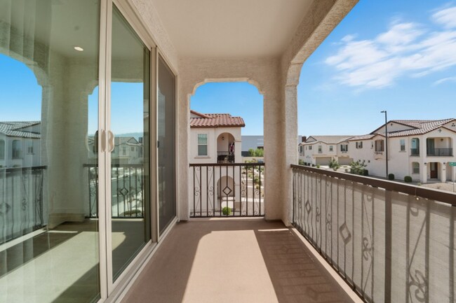 Building Photo - Like Brand New Luxurious Modern 3 Bedroom 2 Bath Townhome in Warner Meadow – Rare Rental Opportun...