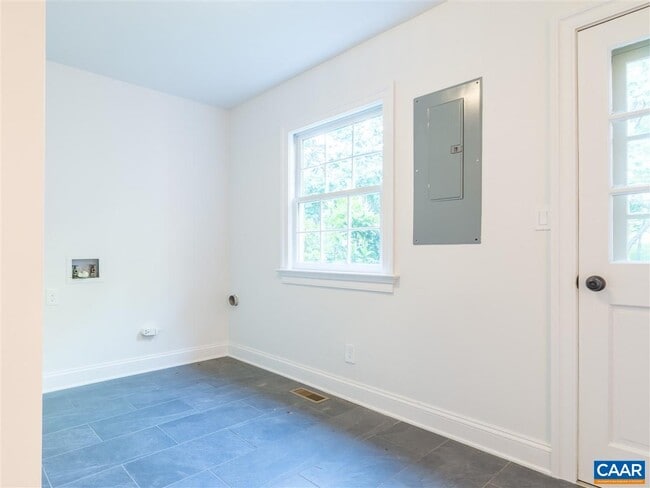 Building Photo - 107 Tally-Ho Dr